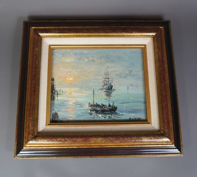 une peinture à l'huile représentant un bateau sur l'eau, avec la pleine lune en arrière-plan