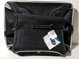 un sac noir muni d'une étiquette, posé sur une table