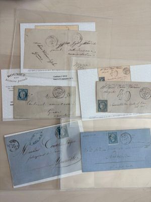 de nombreuses cartes postales anciennes exposées dans une vitrine
