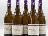 six bouteilles de vin sont alignées sur une surface blanche