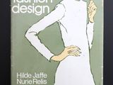 la couverture d'un livre sur laquelle figure le dessin d'une femme en robe blanche