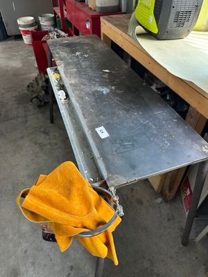 une photo d'un établi sur lequel est posée une serviette jaune