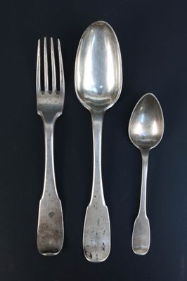 trois cuillères, une fourchette et une cuillère sur une table