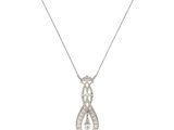 un collier en or blanc et diamants orné d'un pendentif en forme de larme