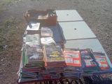 une table sur laquelle sont posés de nombreux livres