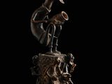 une statue en bronze représentant un homme jouant de la trompette au sommet d'une souche d'arbre