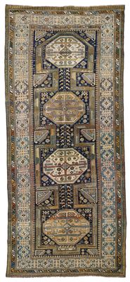 tapis persan antique à motifs géométriques sur fond blanc