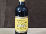 une bouteille de vin posée sur une table en bois