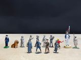 un grand nombre de figurines posées sur une table