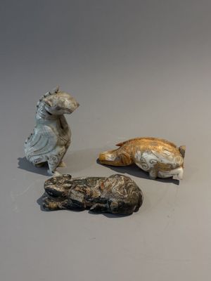 REUNION DE TROIS ANIMAUX en pierre dure sculpté, deux félins…