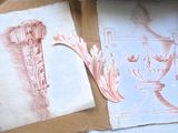 le dessin d'un vase sur une feuille de papier, à côté d'un autre dessin représentant un vase