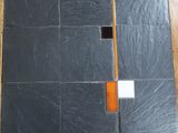 un carreau noir orné de carrés orange et blancs