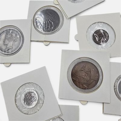 Une boîte blanche contient plusieurs types de pièces différentes