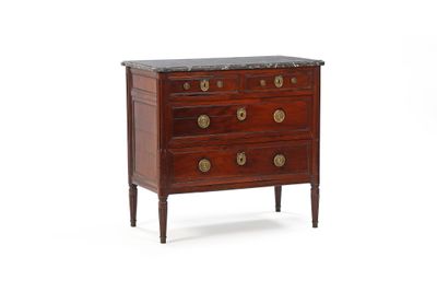 une image d'une commode avec un plateau en marbre