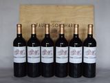 six bouteilles de vin rouge devant une caisse en bois