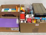 deux cartons de fournitures posés par terre l'un à côté de l'autre