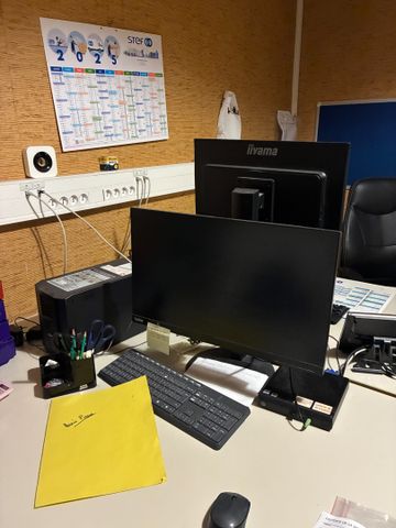 Serveur, écran plat IIyama, deux écran plats et accessoires