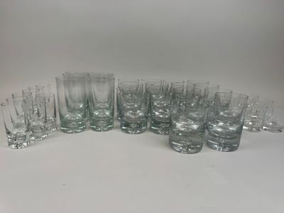 un groupe de verres posés les uns à côté des autres sur une table