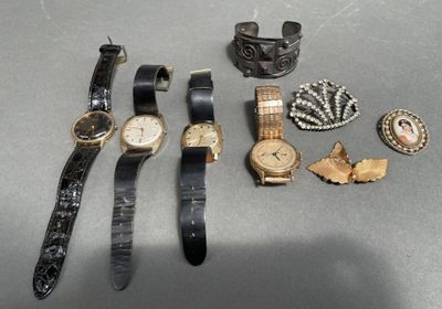 de nombreux types de montres et de bracelets disposés sur une table