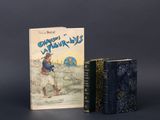 deux livres posés l'un à côté de l'autre sur une table