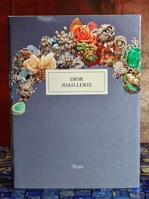 un livre sur lequel sont posés plusieurs bijoux, posé sur une table