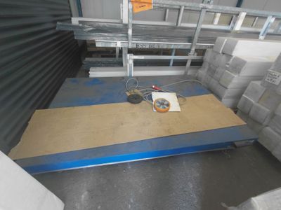 une machine qui travaille sur un morceau de carton
