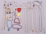 de nombreux types de colliers et de bracelets sur la table