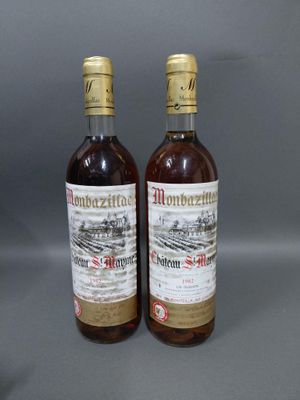 deux bouteilles de vin posées l'une à côté de l'autre sur une table