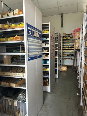 de nombreuses étagères remplies d'articles de toutes sortes dans cet entrepôt