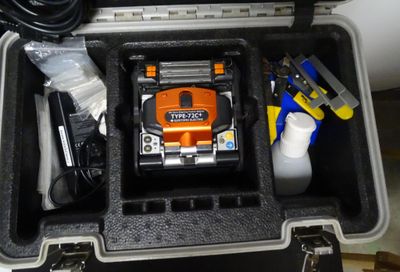 une trousse à outils dans un coffret en plastique posée sur une table