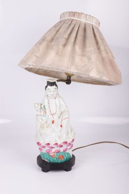 une lampe posée sur une table et munie d'un abat-jour