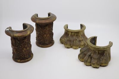 trois bougeoirs anciens en laiton sur fond blanc
