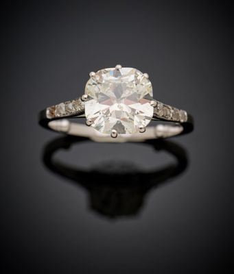 gros plan d'une bague en diamant sur une surface noire