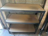 une étagère surmontée de trois tablettes