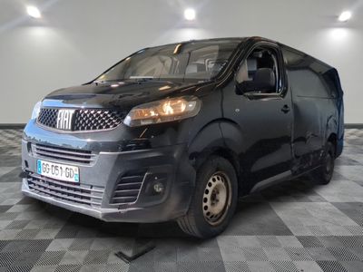 une photo d'une camionnette noire sur un sol à damier