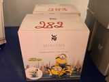 une boîte de figurines Minions posée sur une table bleue