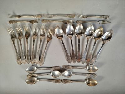 beaucoup de cuillères en argent et de cuillères à soupe sur la table