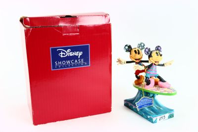 figurines de Mickey et Minnie Mouse dans une boîte rouge