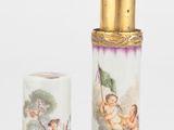 paire de vases en porcelaine, bordés d'or et ornés de figures peintes