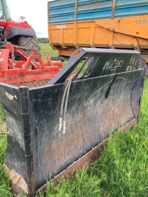 un tracteur équipé d'une charrue, dans l'herbe