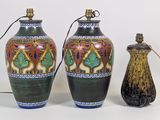 trois vases posés l'un à côté de l'autre sur une table