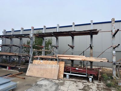 un grand bâtiment sur lequel sont empilés de nombreux matériaux de construction