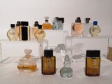 de nombreux flacons de parfum exposés sur une table