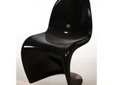 chaise en plastique noir avec des pieds incurvés et une assise incurvée