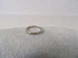une image d'une bague en or sur fond blanc