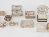 un ensemble d'objets en argent, comprenant notamment une boîte et d'autres objets