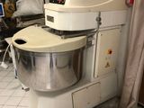 une photo d'un mixeur dans une cuisine, avec un ordinateur portable posé sur le plan de travail