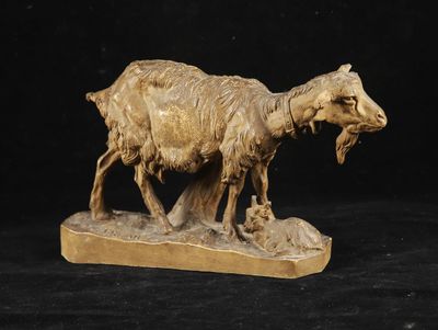 statue d'une chèvre posée sur un socle en bois, sur fond noir