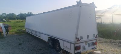 un camion blanc garé dans un parking