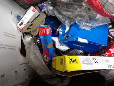 un gros tas d'objets divers dans une boîte